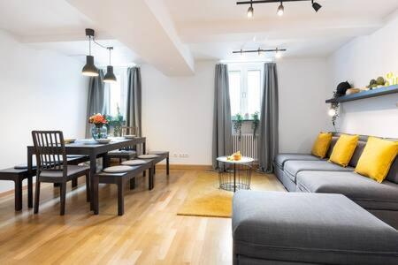 Marienplatz 2 Bedrooms Living Kitchen München